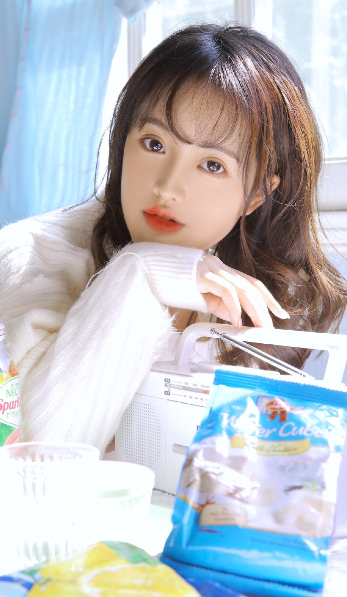 阳光下的大眼萌妹白丝美腿图片