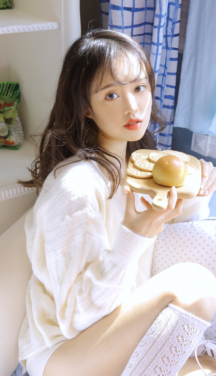 阳光下的大眼萌妹白丝美腿图片