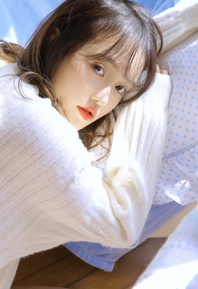 阳光下的大眼萌妹白丝美腿图片