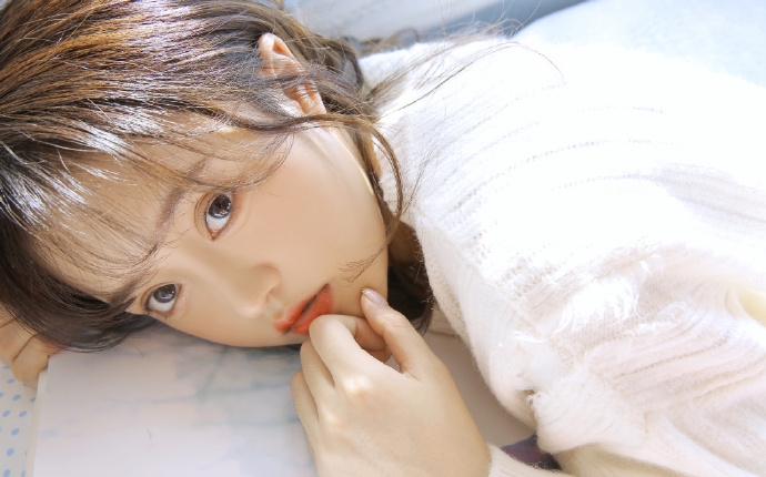 阳光下的大眼萌妹白丝美腿图片