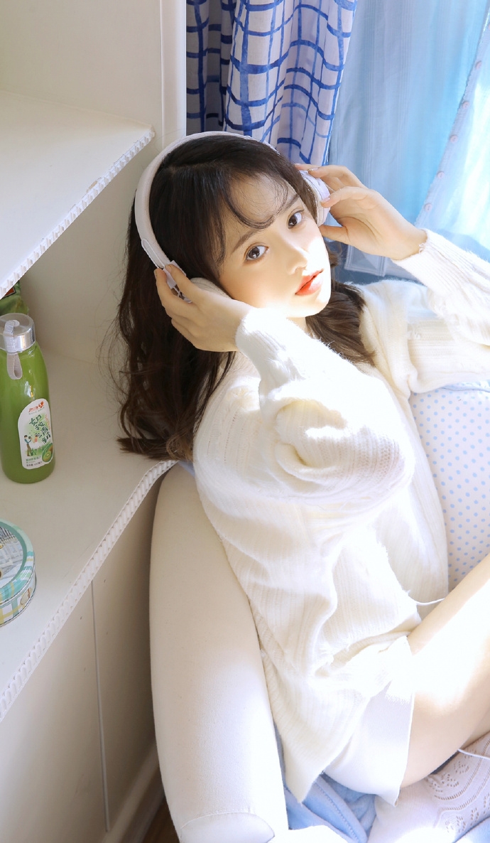 阳光下的大眼萌妹白丝美腿图片