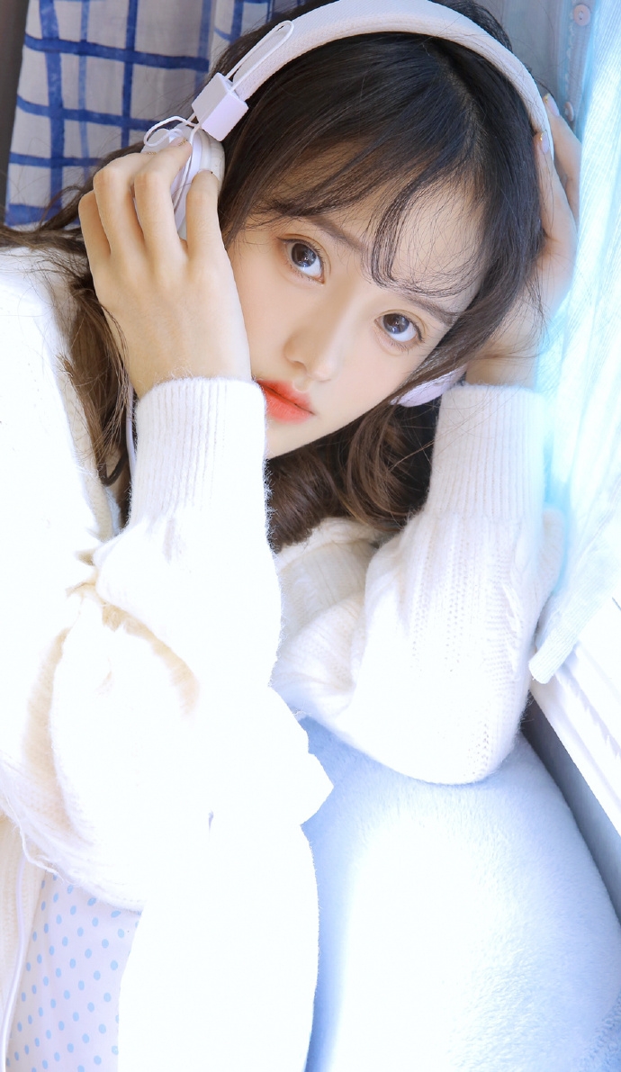 阳光下的大眼萌妹白丝美腿图片