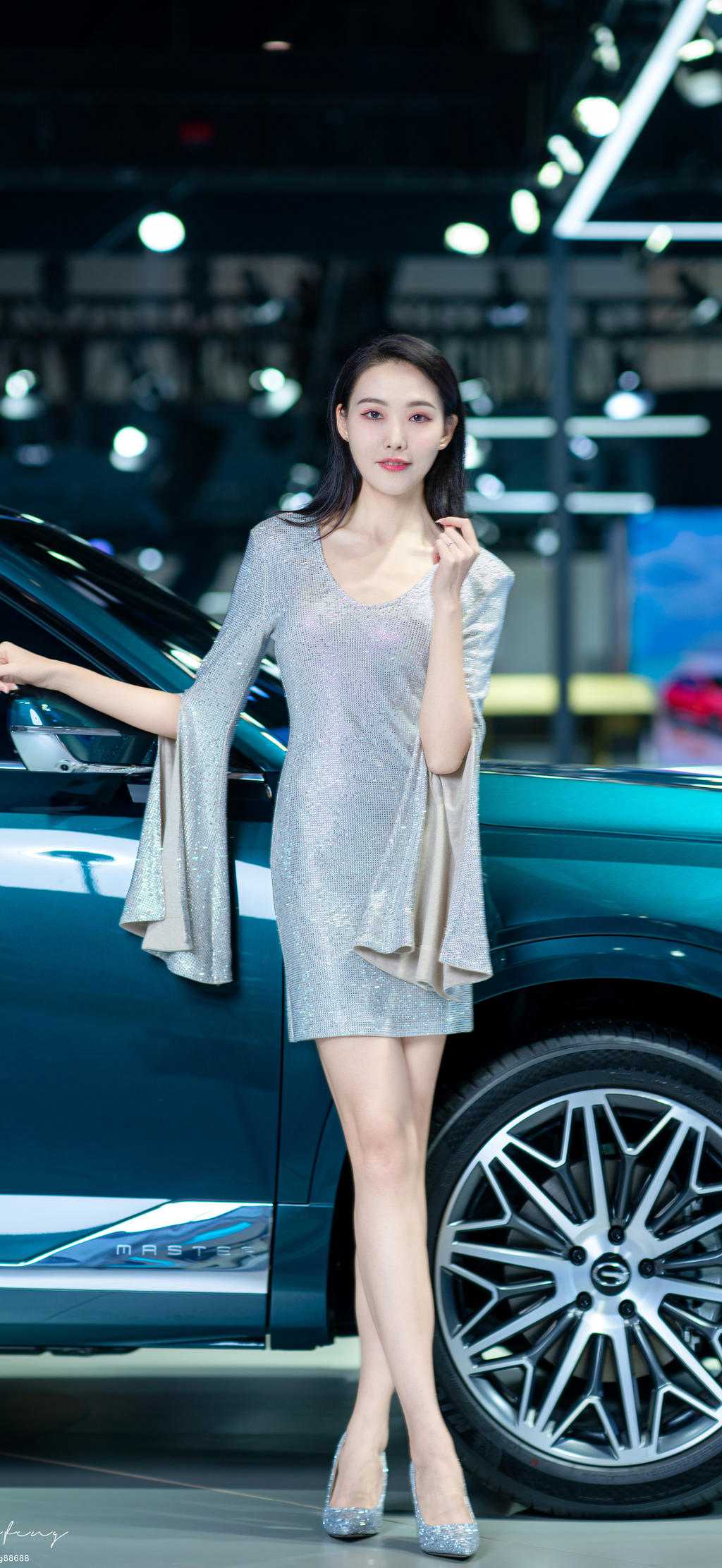 性感迷人美女车模高跟美腿私拍