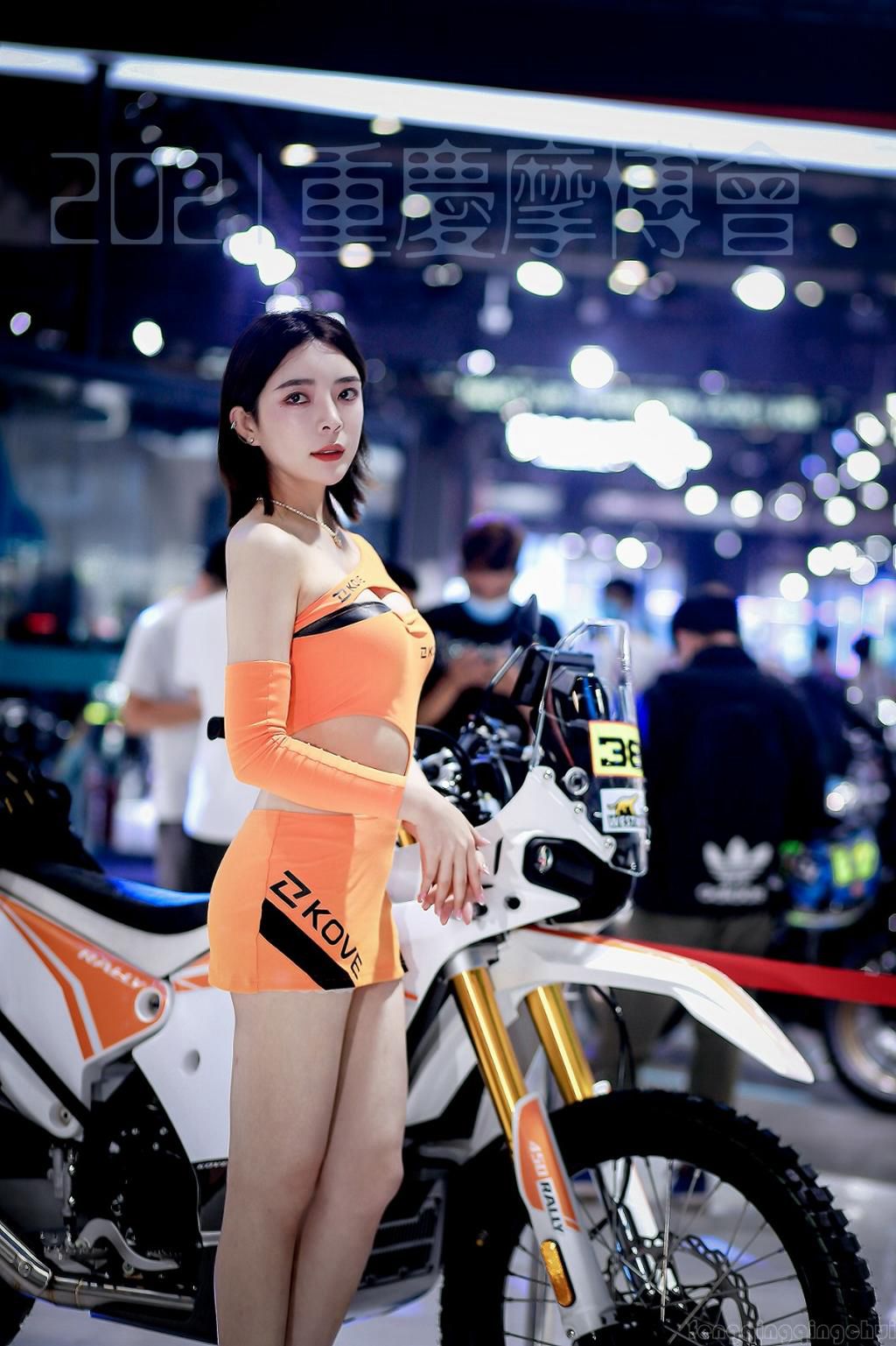 前凸后翘美女车模细腰美腿套图