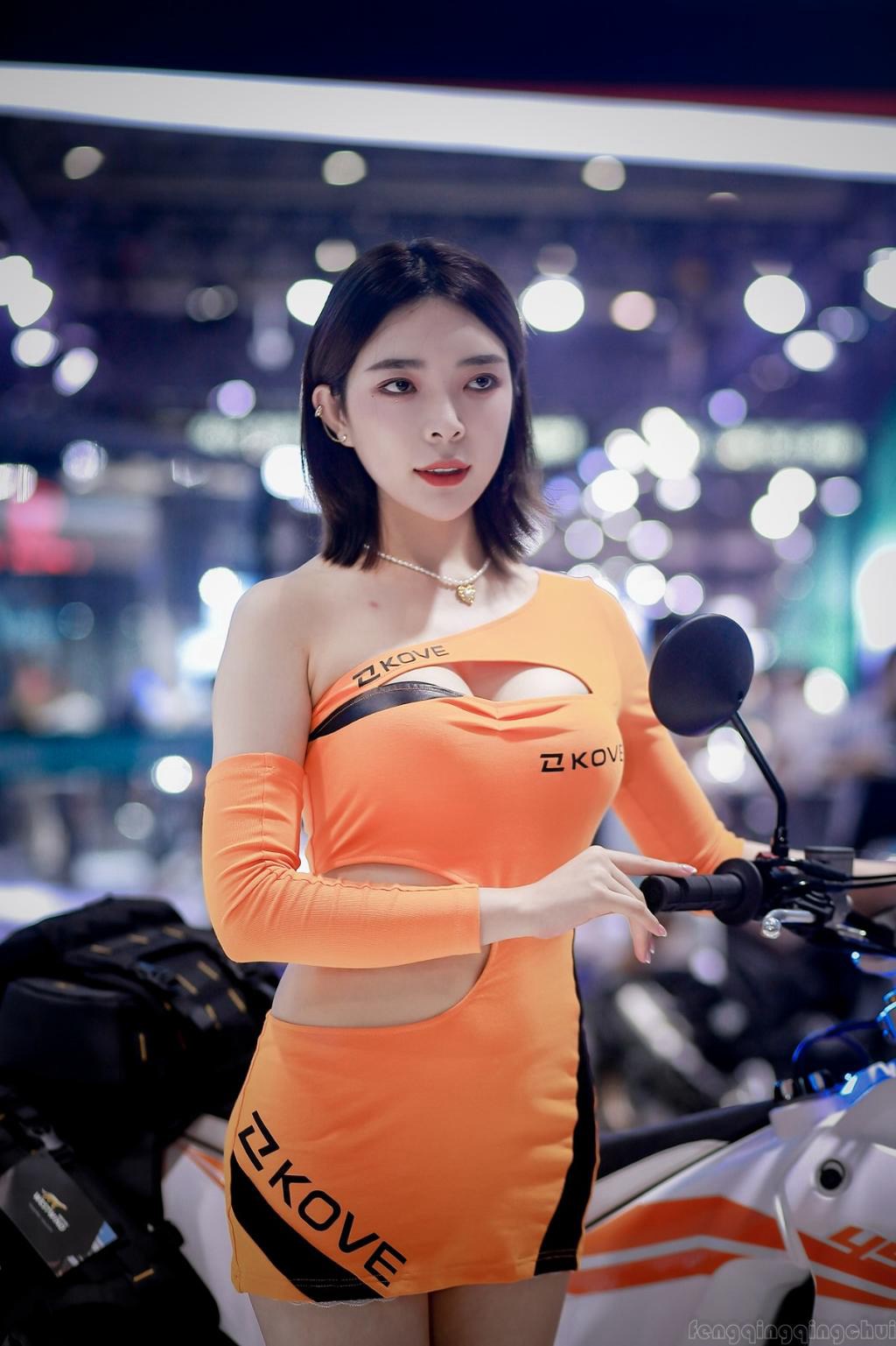 前凸后翘美女车模细腰美腿套图