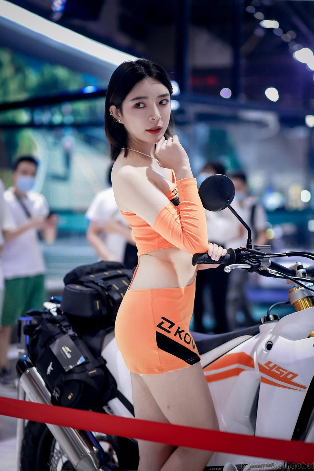 前凸后翘美女车模细腰美腿套图