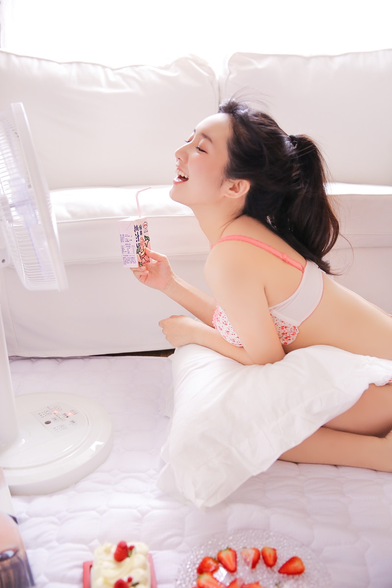 年轻女孩吊带内衣性感迷人美图