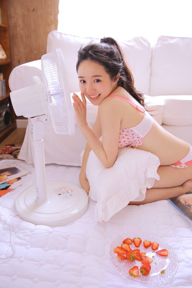 年轻女孩吊带内衣性感迷人美图