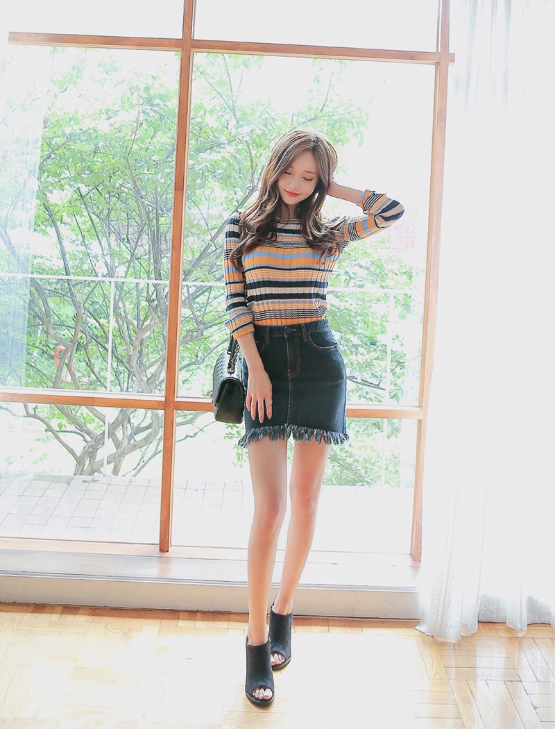 迷人美女牛仔短裙高跟美腿热图