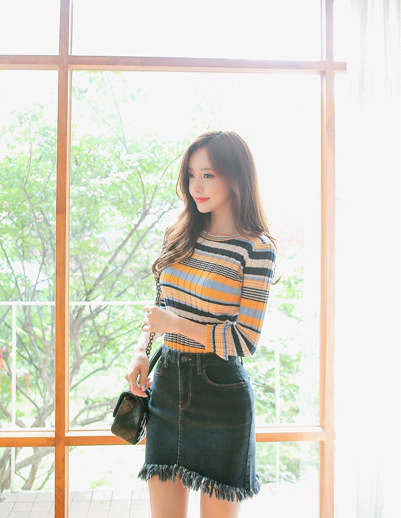 迷人美女牛仔短裙高跟美腿热图