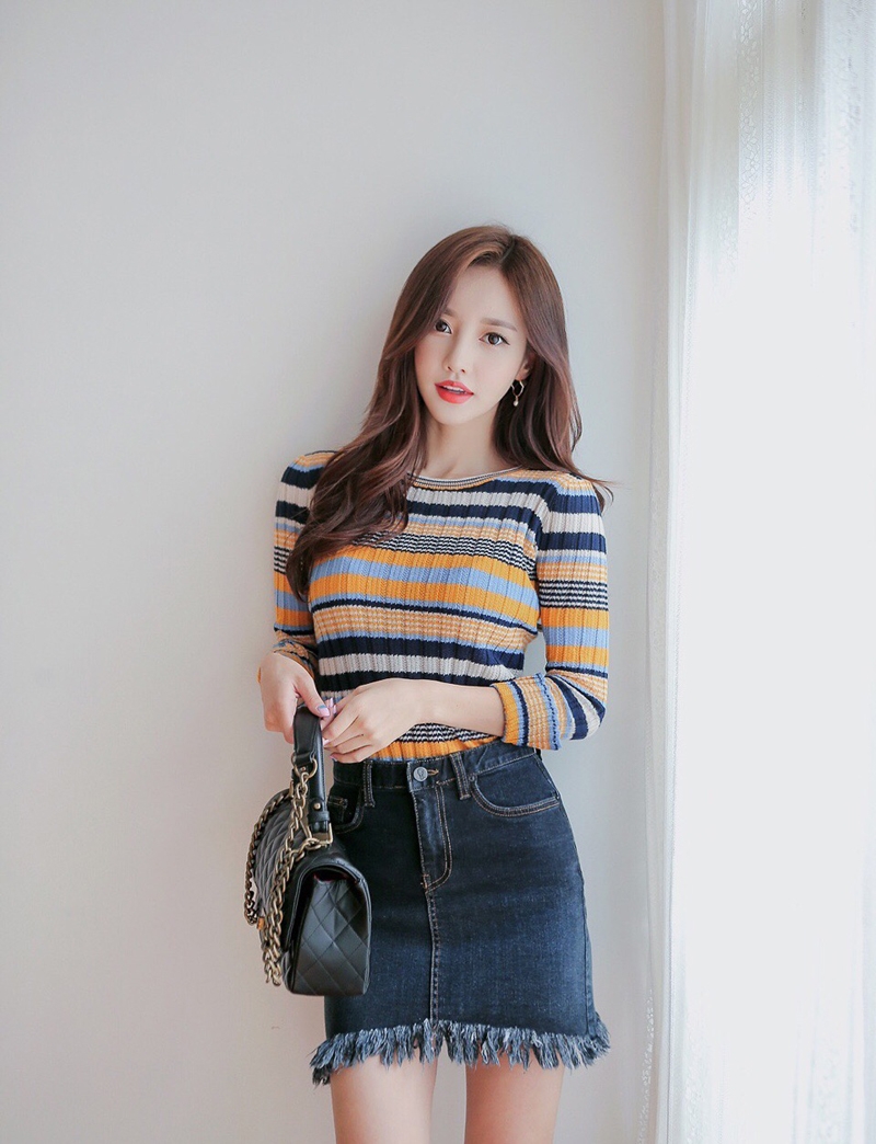 迷人美女牛仔短裙高跟美腿热图