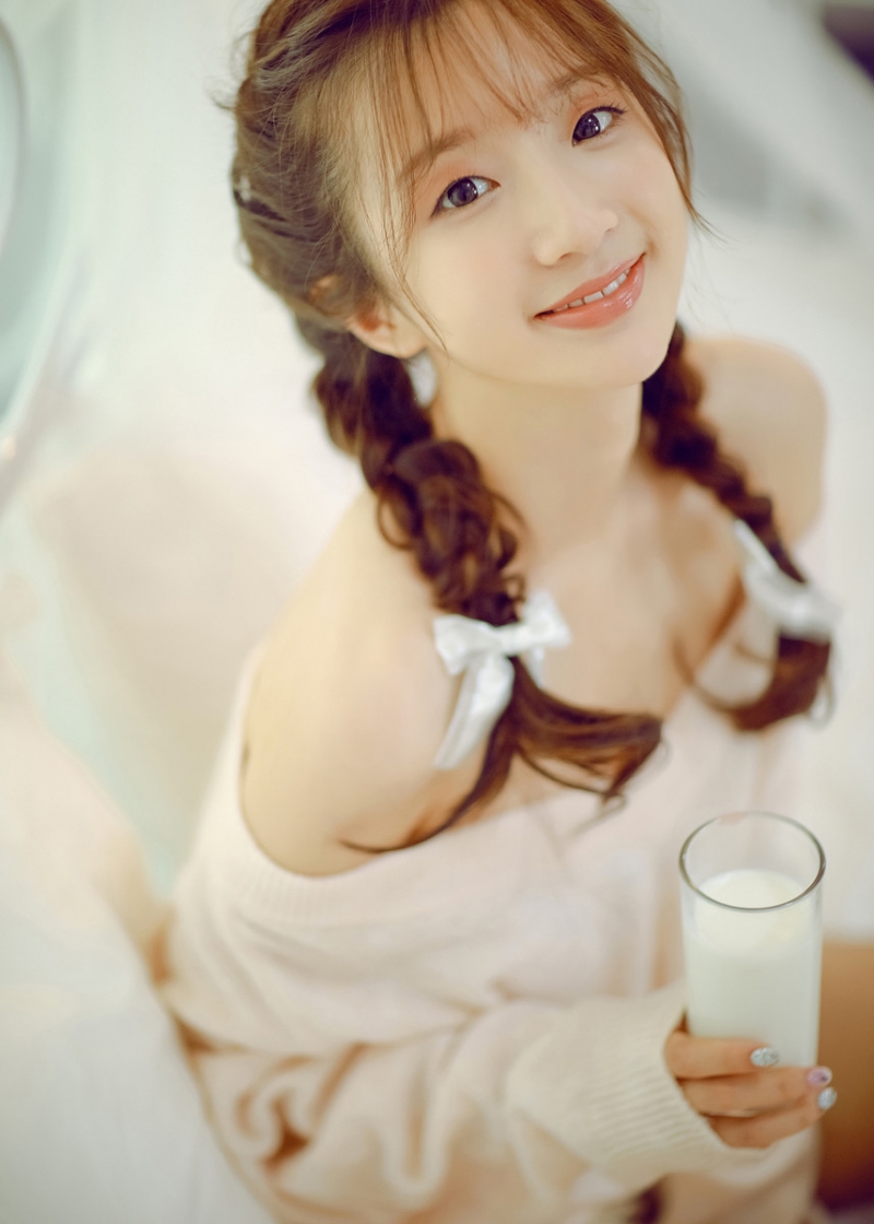 粉嫩小女生漂亮麻花辫居家写真