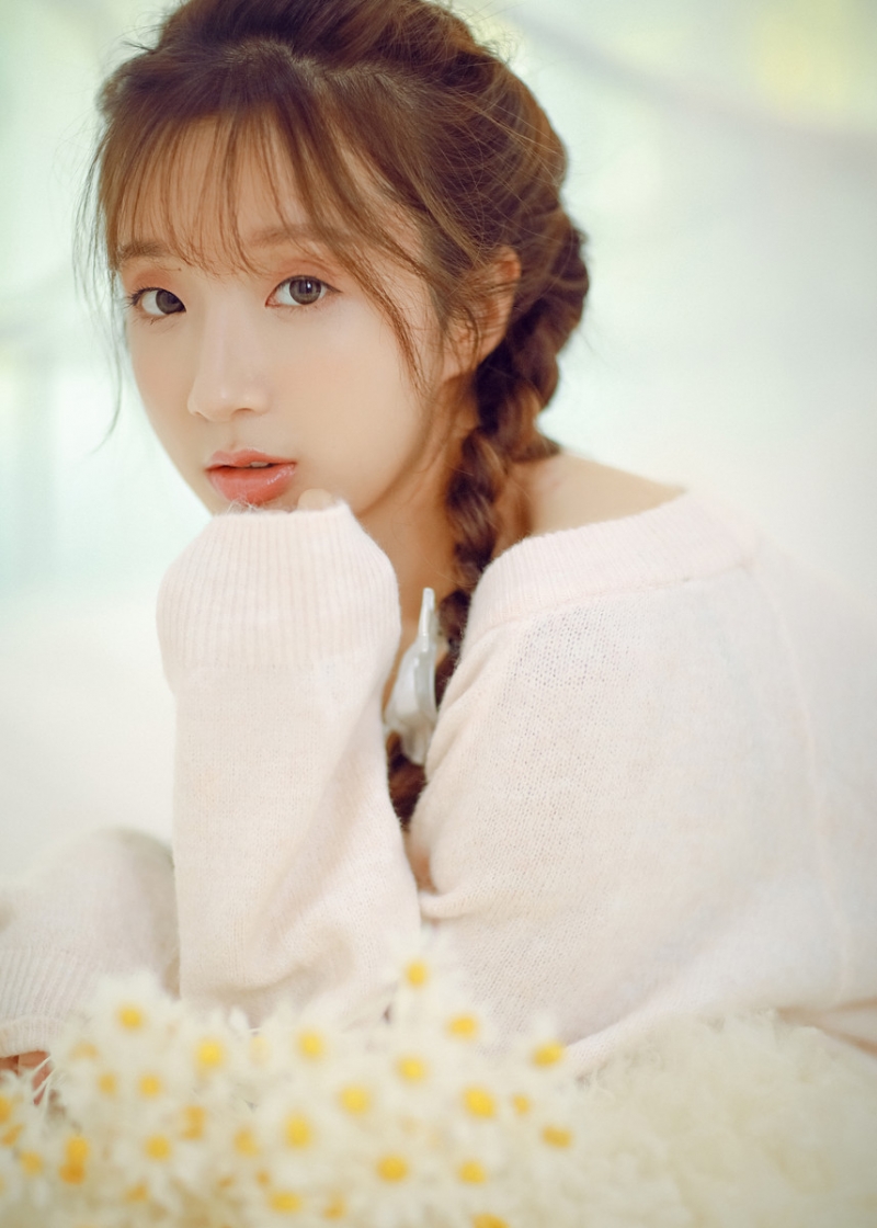 粉嫩小女生漂亮麻花辫居家写真