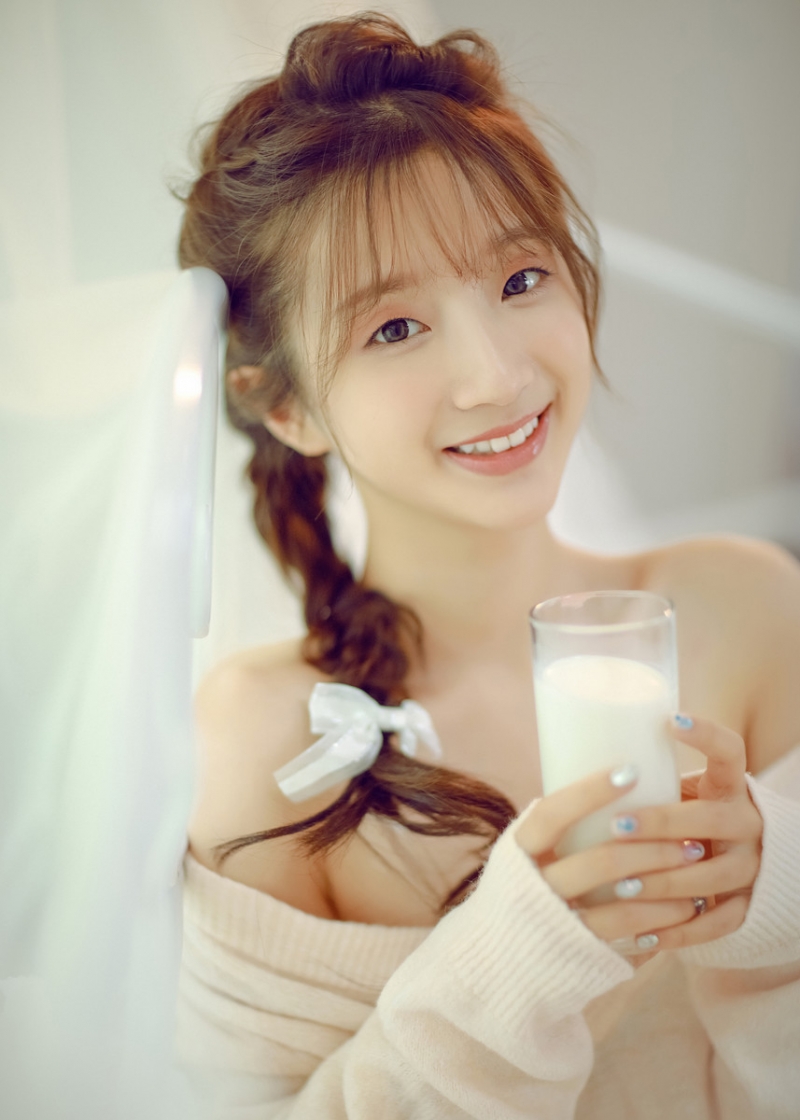 粉嫩小女生漂亮麻花辫居家写真