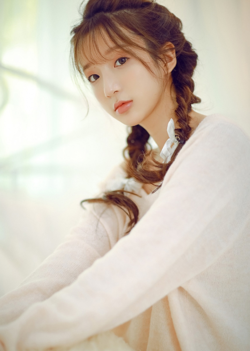 粉嫩小女生漂亮麻花辫居家写真