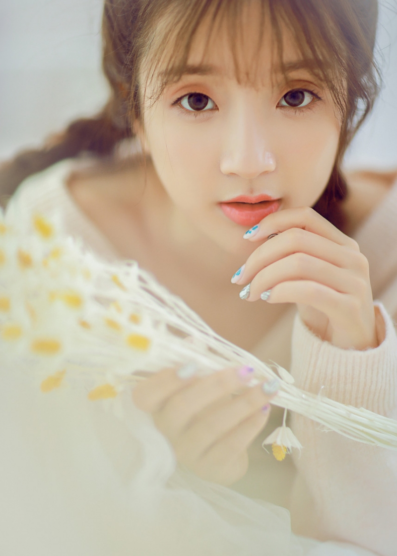 粉嫩小女生漂亮麻花辫居家写真