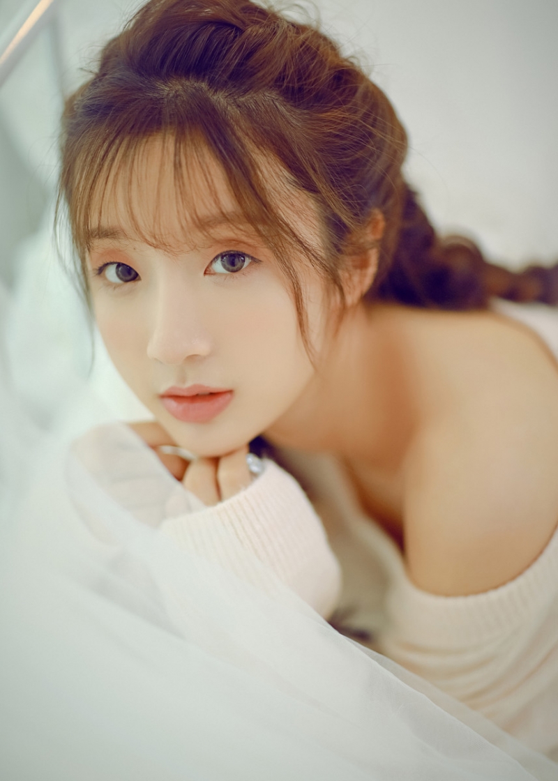 粉嫩小女生漂亮麻花辫居家写真