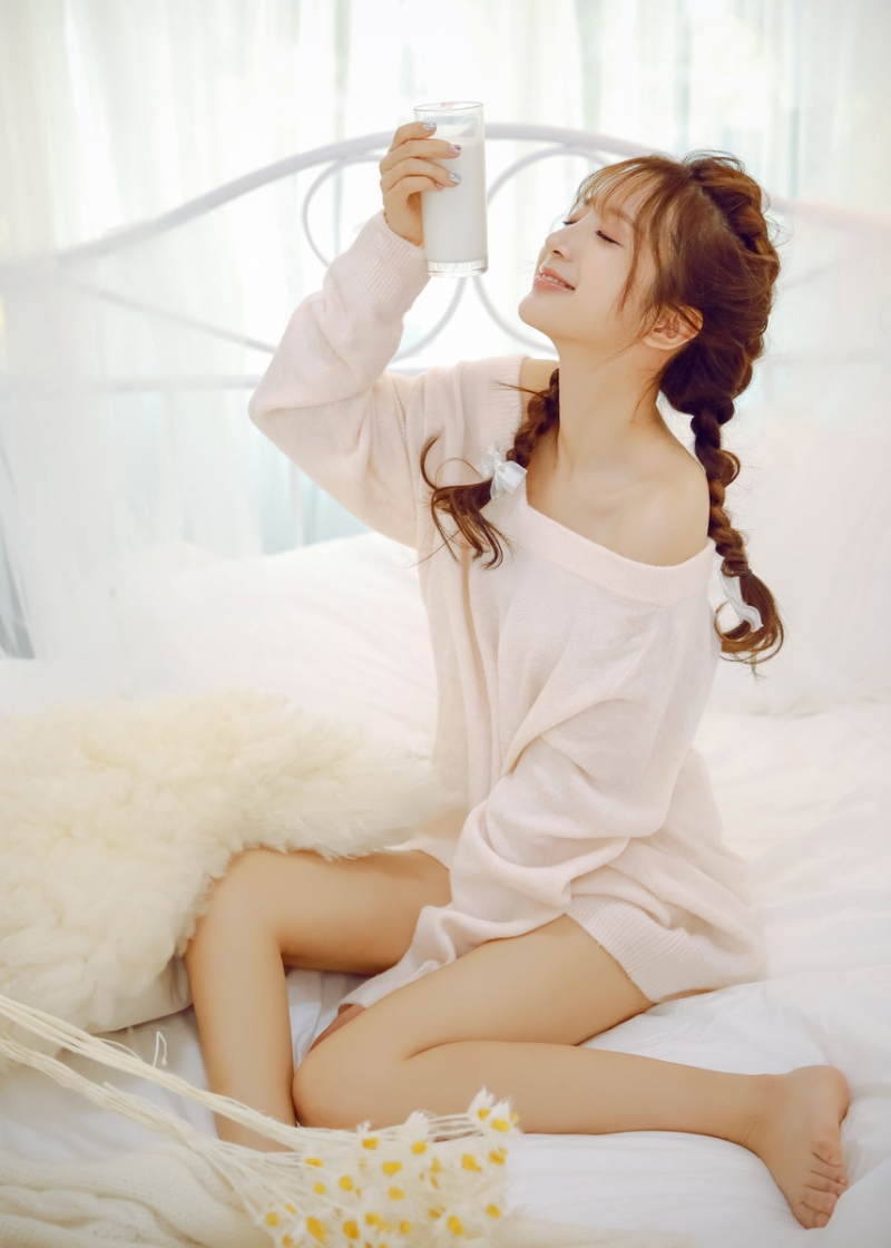 粉嫩小女生漂亮麻花辫居家写真