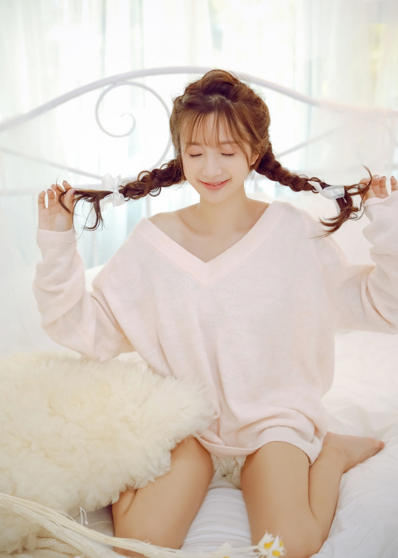 粉嫩小女生漂亮麻花辫居家写真