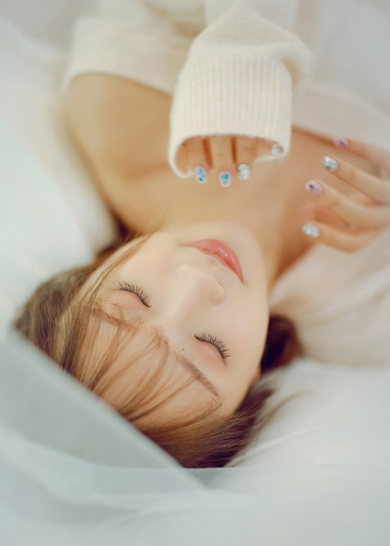 粉嫩小女生漂亮麻花辫居家写真