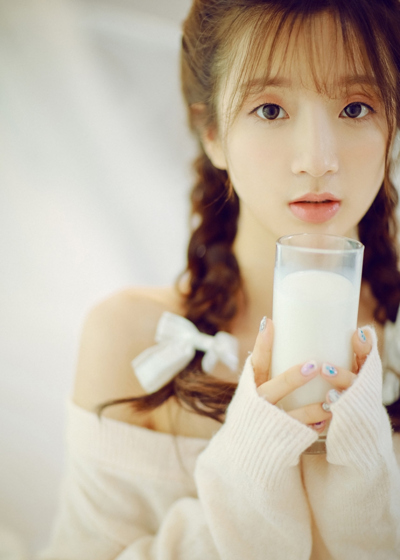 粉嫩小女生漂亮麻花辫居家写真