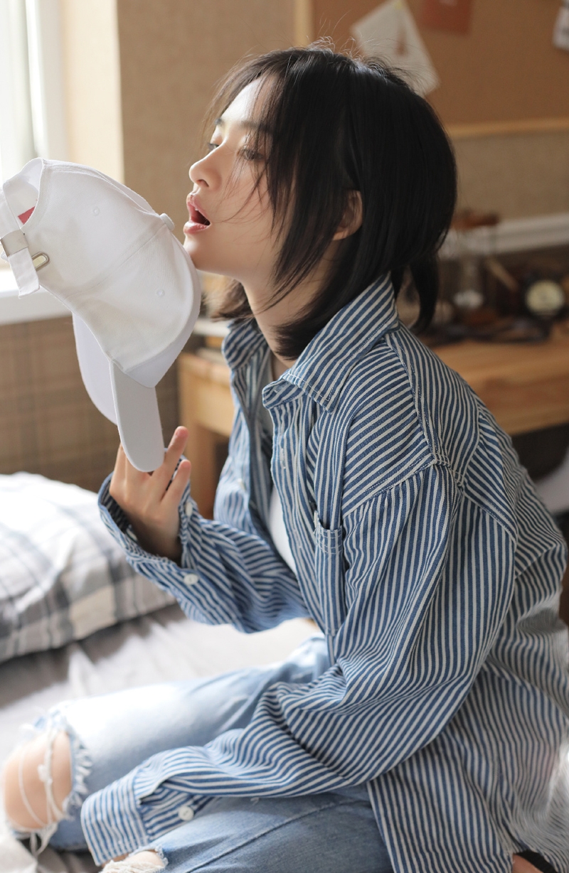 短发美女牛仔套装青春活力写真