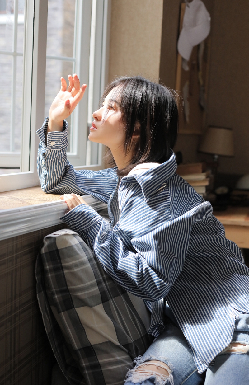 短发美女牛仔套装青春活力写真