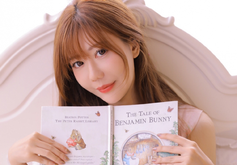 金发少女吊带纱裙香肩锁骨图片