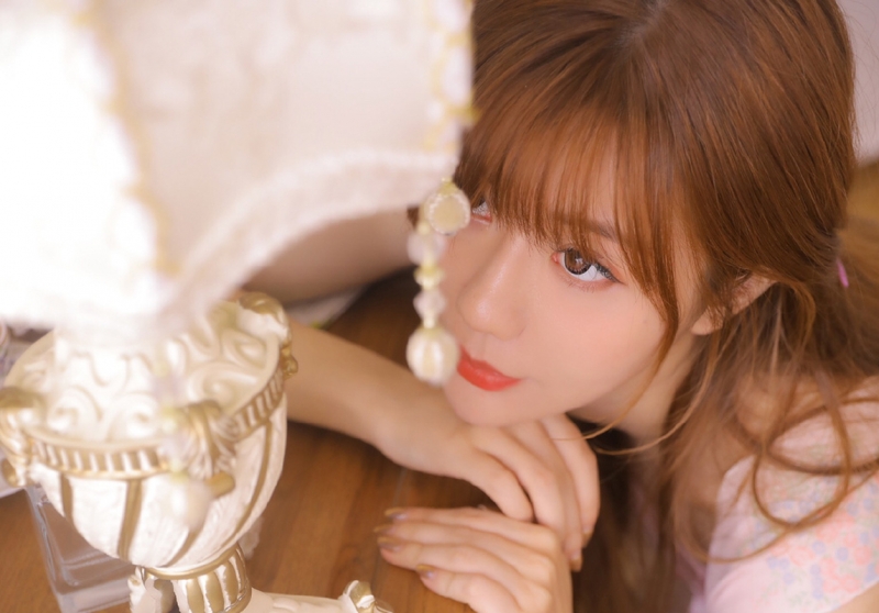 金发少女吊带纱裙香肩锁骨图片