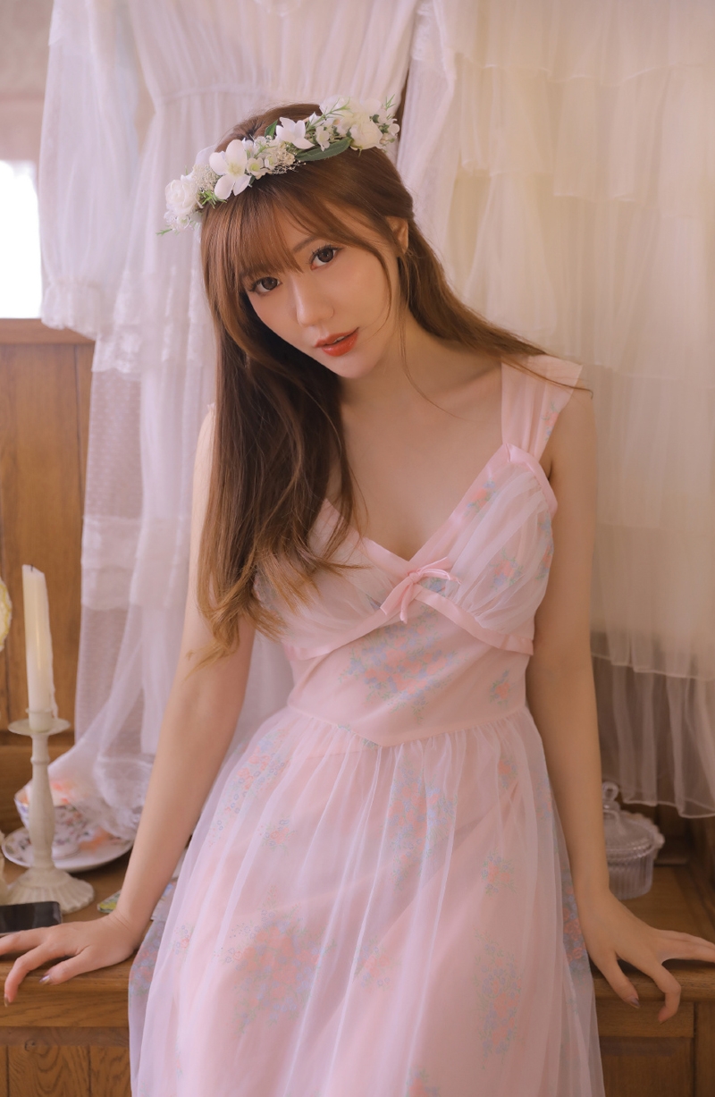 金发少女吊带纱裙香肩锁骨图片