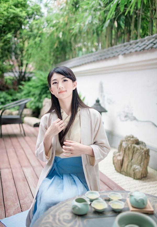 汉服美女品茶赏花唯美古风摄影