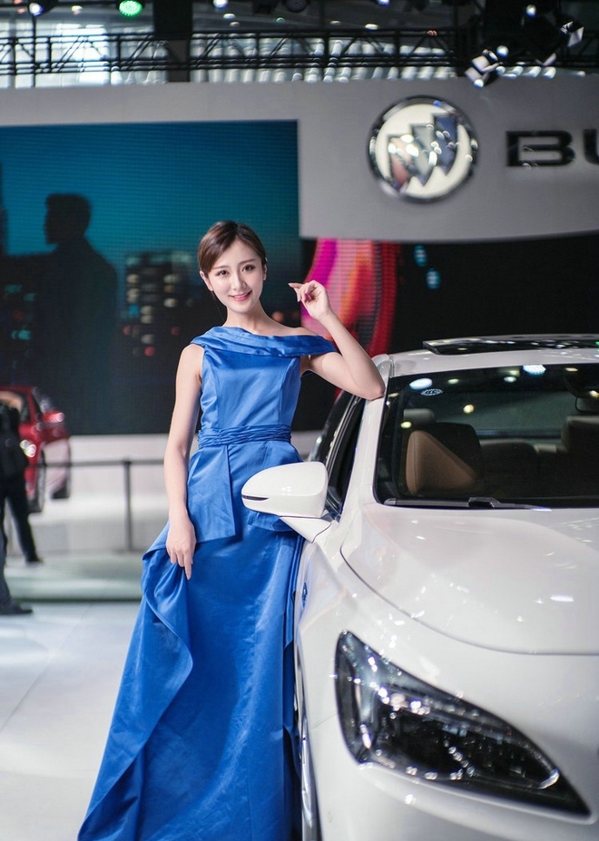 露肩长裙美女车模优雅迷人写真