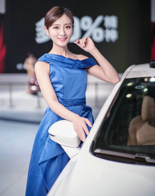 露肩长裙美女车模优雅迷人写真