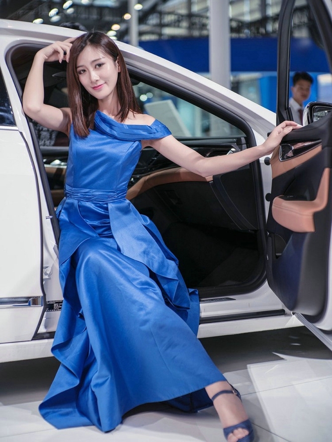 露肩长裙美女车模优雅迷人写真