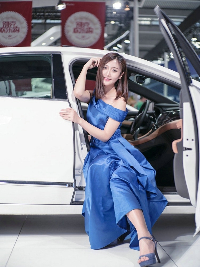 露肩长裙美女车模优雅迷人写真