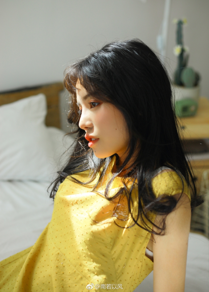 床上美女吊带睡裙慵懒随性图片