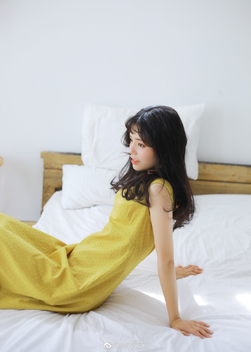 床上美女吊带睡裙慵懒随性图片