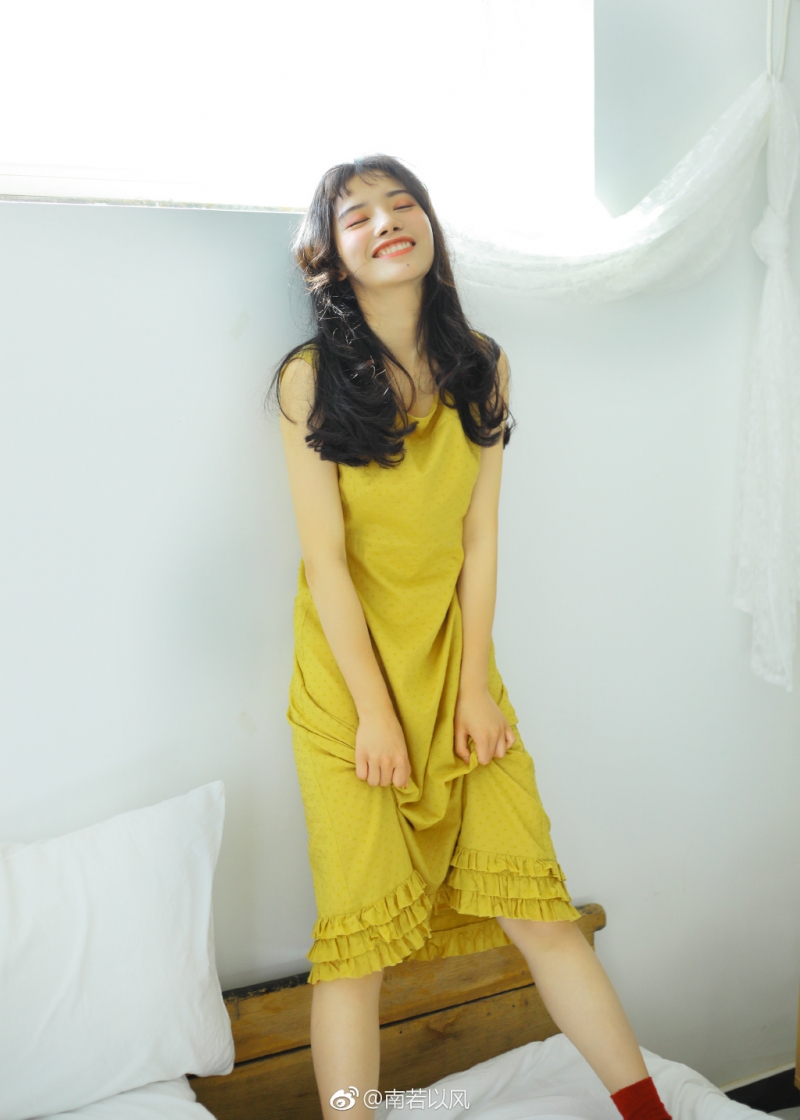 床上美女吊带睡裙慵懒随性图片