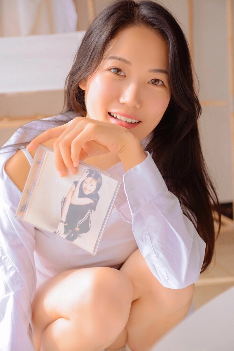 白衬衣小姐姐修长美腿私房写真