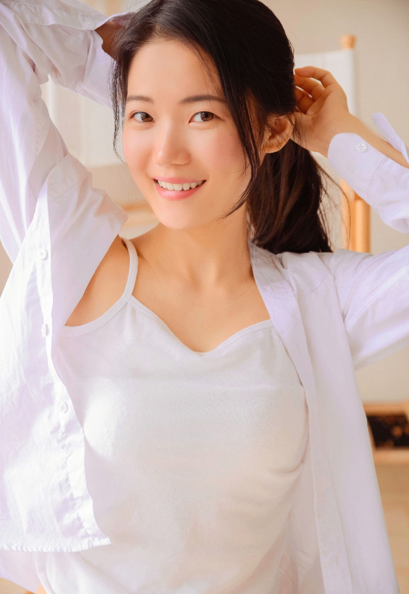白衬衣小姐姐修长美腿私房写真