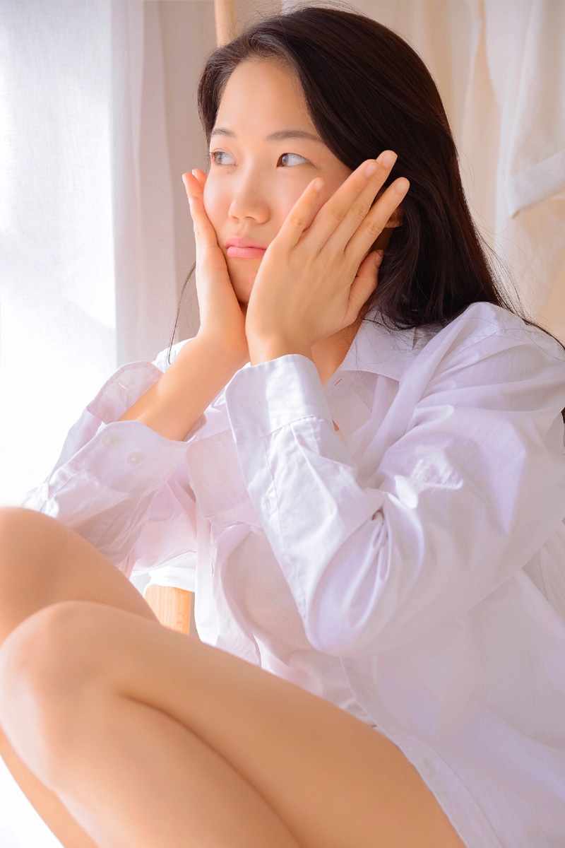 白衬衣小姐姐修长美腿私房写真