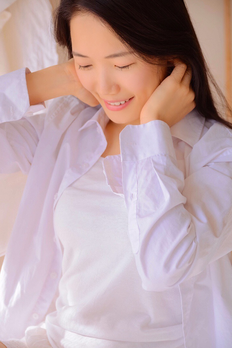白衬衣小姐姐修长美腿私房写真