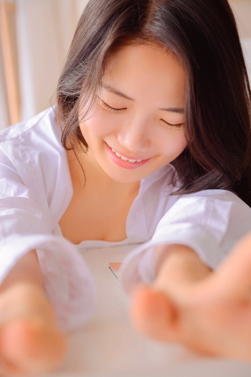 白衬衣小姐姐修长美腿私房写真