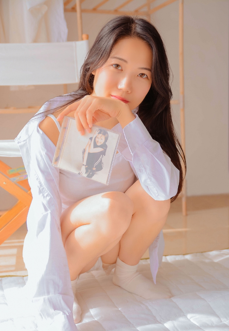 白衬衣小姐姐修长美腿私房写真