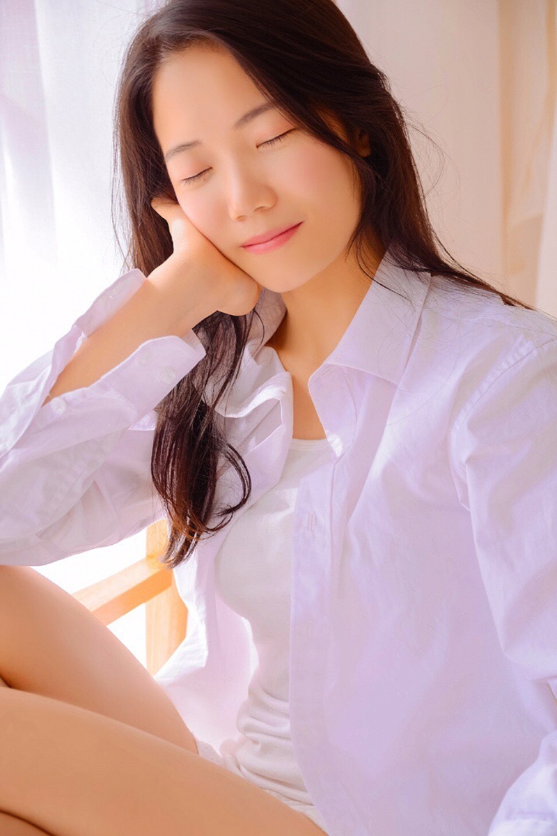 白衬衣小姐姐修长美腿私房写真