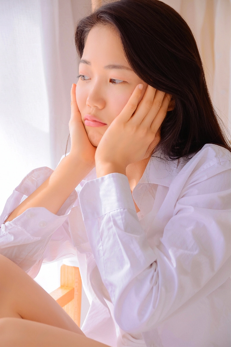 白衬衣小姐姐修长美腿私房写真