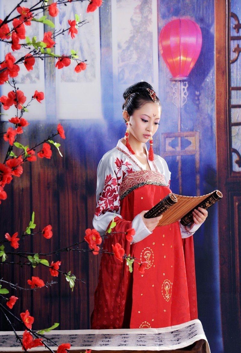 汉服美女红妆素裹美艳动人写真