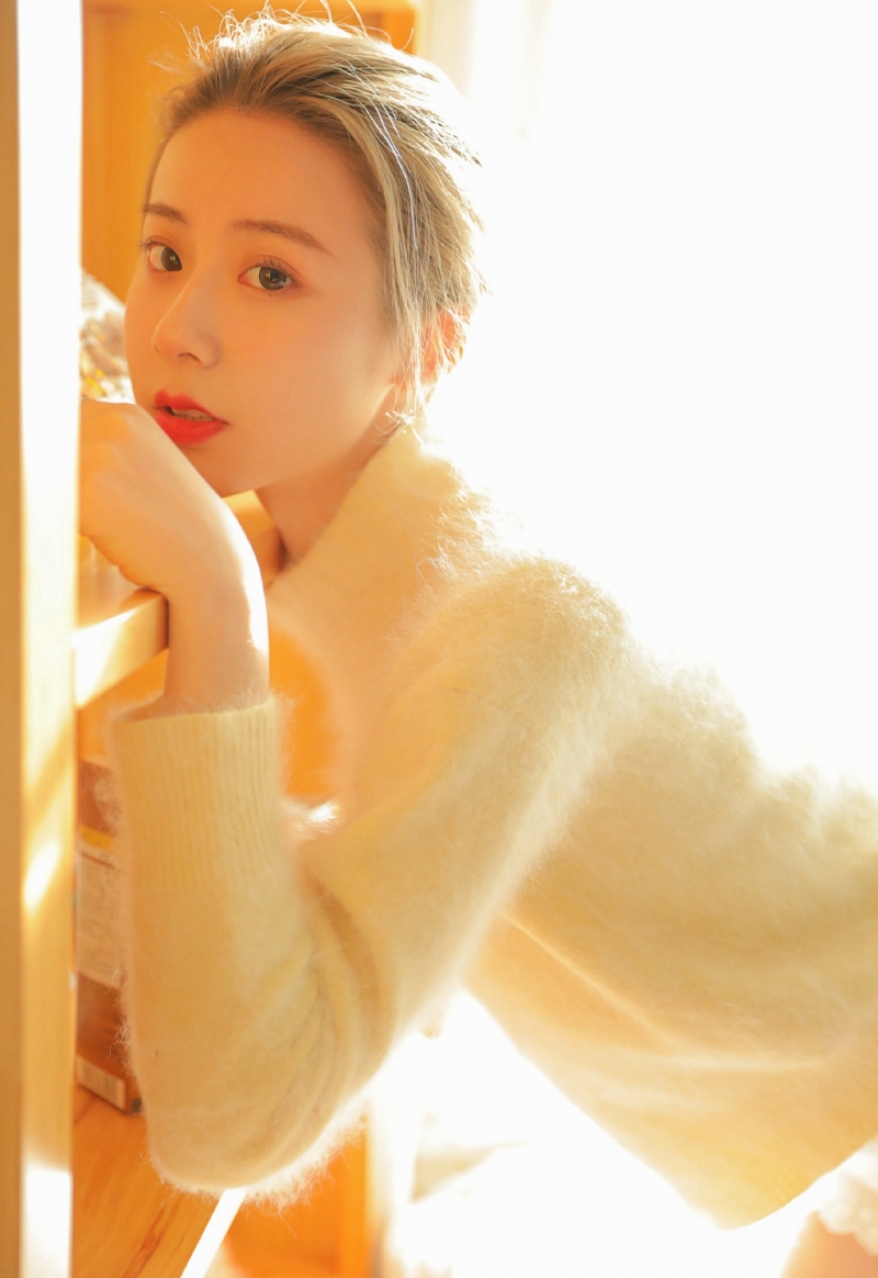 阳光下的元气少女白丝美腿图片