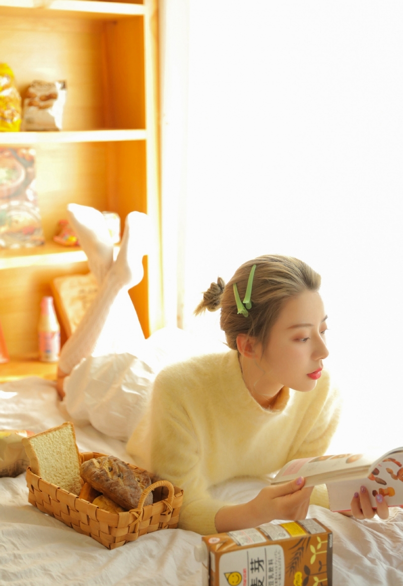 阳光下的元气少女白丝美腿图片