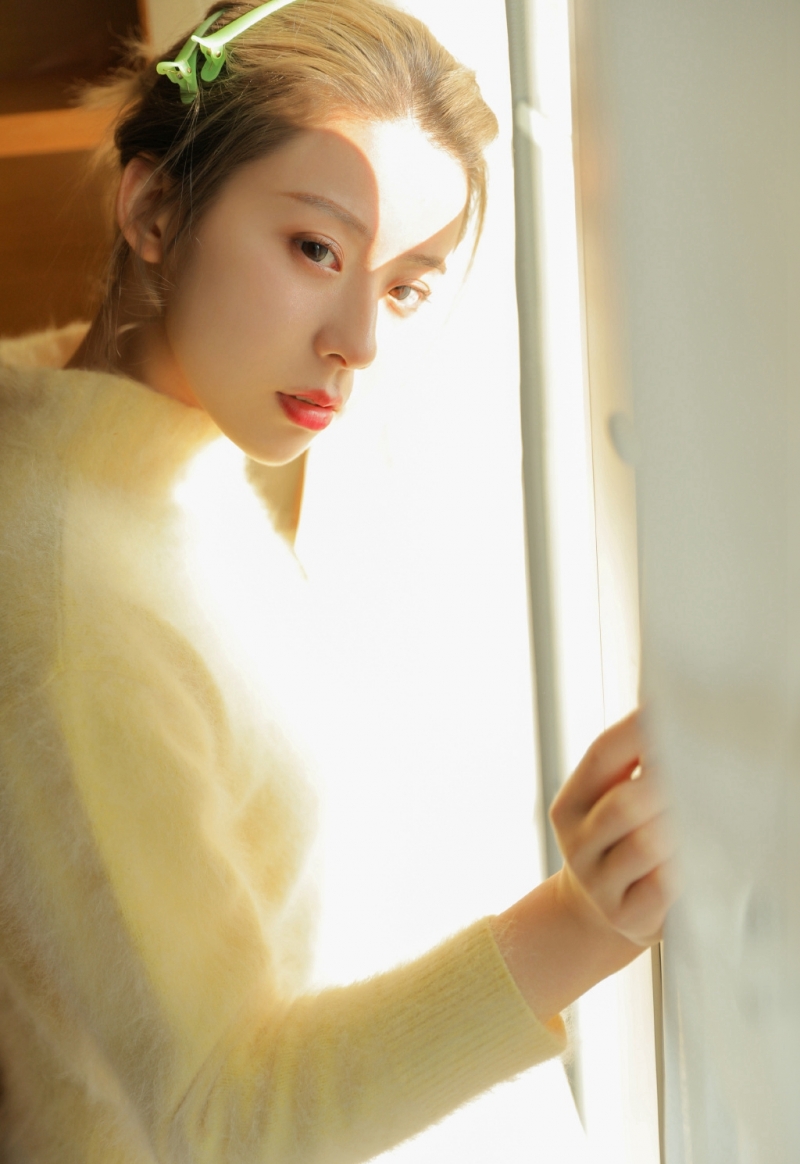 阳光下的元气少女白丝美腿图片